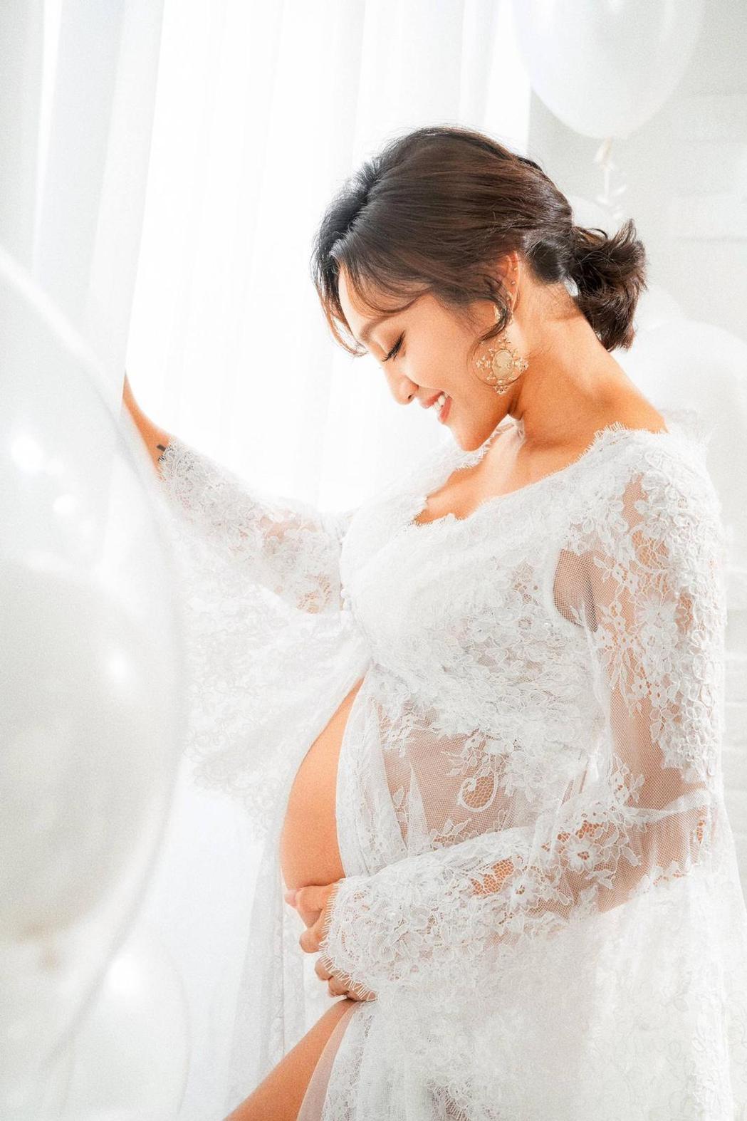 葉瑋庭挺著孕肚拍攝唯美寫真。圖／沐比專業攝影提供