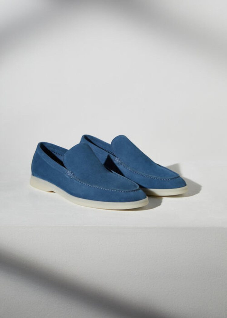 Summer Walk藍色樂福鞋，25,500元。圖／Loro Piana提供
