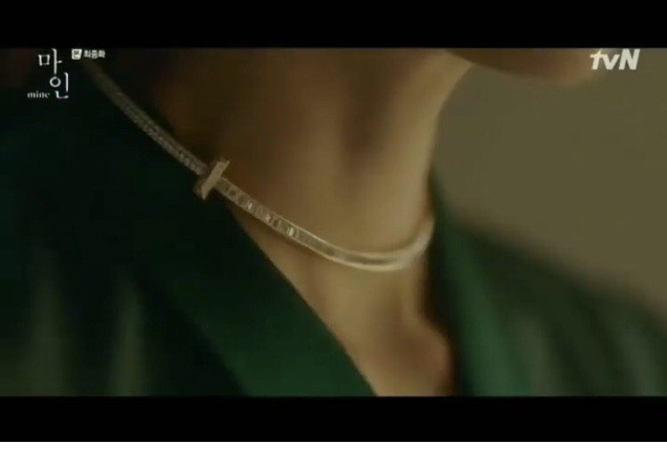 結局金瑞亨配戴Tiffany T1系列玫瑰金鑲鑽項鍊。圖／取自IG