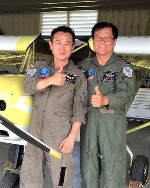 原本擔任導遊的高林俊偉（左）因疫情結束了事業，但他勇敢追夢，在師父、前空軍飛行員...