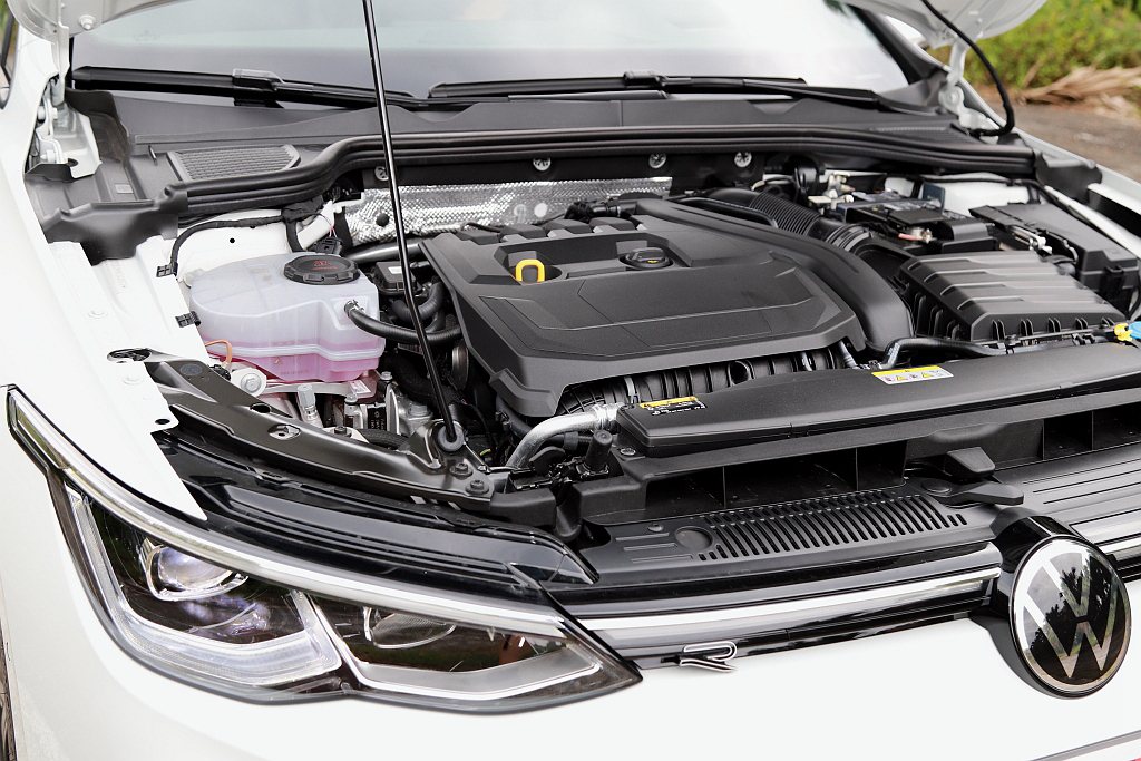 福斯Golf 280 eTSI這具引擎擁有150hp最大馬力與25.5kgm峰值...
