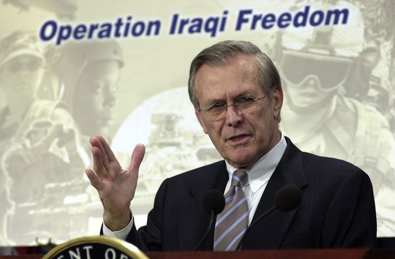 美國前國防部長倫斯斐，攝於2003年。倫斯斐兩度出任國防部長，也是「反恐戰爭」與2003年伊拉克戰爭重要推手之一。路透