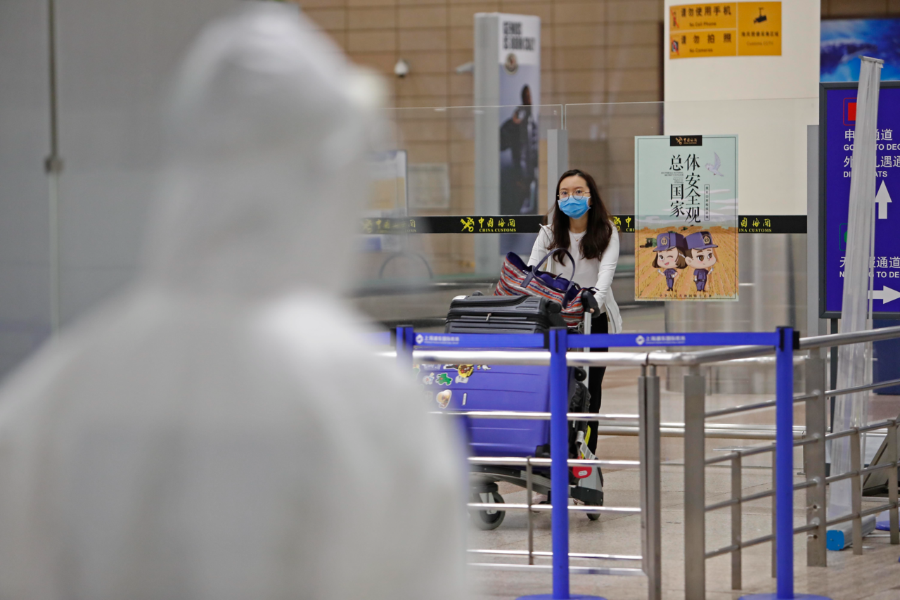 圖為早前旅客抵達上海浦東國際機場。（中新社）