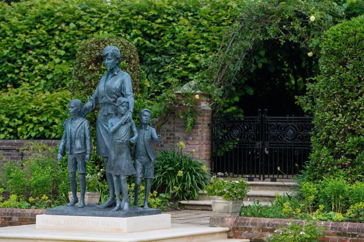 黛妃的雕像設置在宮內的「窪地公園」，肯辛頓宮表示，當黛安娜王妃還住在這裡時，這座花園是她「最喜愛的地方之一」。圖／美聯社