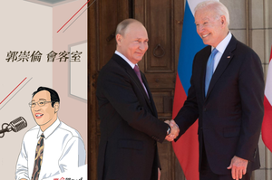 俄國總統普亭（左）與美國總統拜登（右）在峰會舉行前握手。法新社