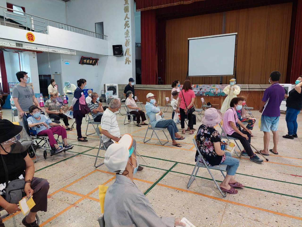 台南市山上區公所和山上衛生所在山上國小開設莫德納疫苗接種站，85歲老婦昨天下午3點多前往接種。圖／山上區公所提供
