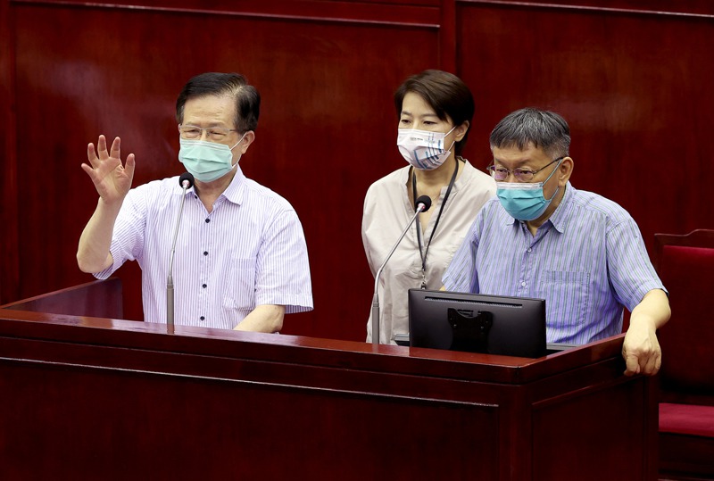 台北市衛生局長黃世傑（左）昨在議會表示，自己有「被請假」的味道，圖為6月下旬他與台北市長柯文哲（右）與副市長黃珊珊（中）赴議會備詢。圖／聯合報系資料照片