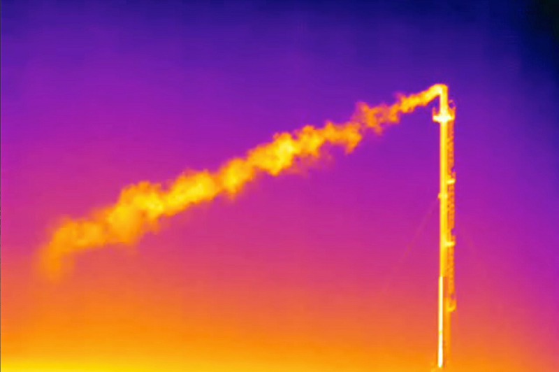 歐盟執委會預定14日公布「Fit for 55」立法改革，以達到溫室氣體在2030年減排55%的目標。圖為義大利能源基礎設施商Snam的地下儲存設施排放甲烷氣體的熱成像。路透