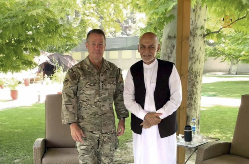 駐阿富汗美軍最高指揮官米勒上將（左）二日拜會阿富汗總統甘尼（右）。（美聯社）