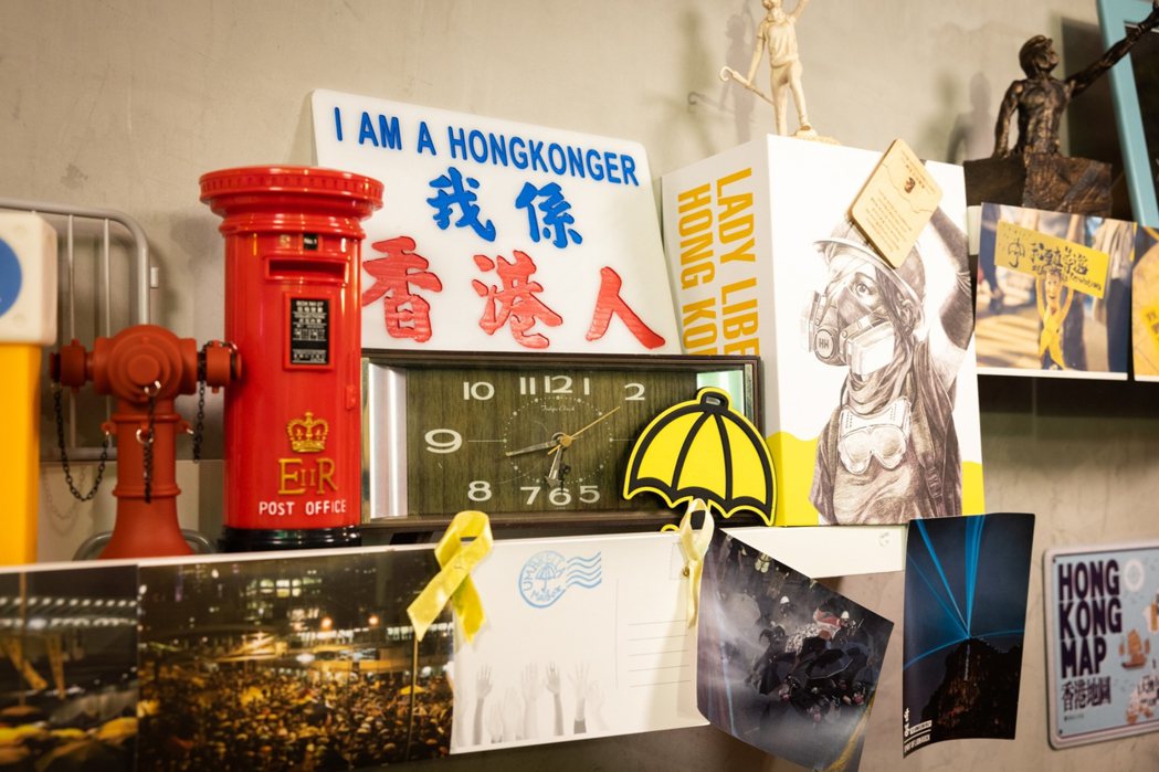 「沙田冰室」陳列著各式香港人站上街頭的照片與文宣，傳達香港人的意志。圖／沈昱嘉攝...