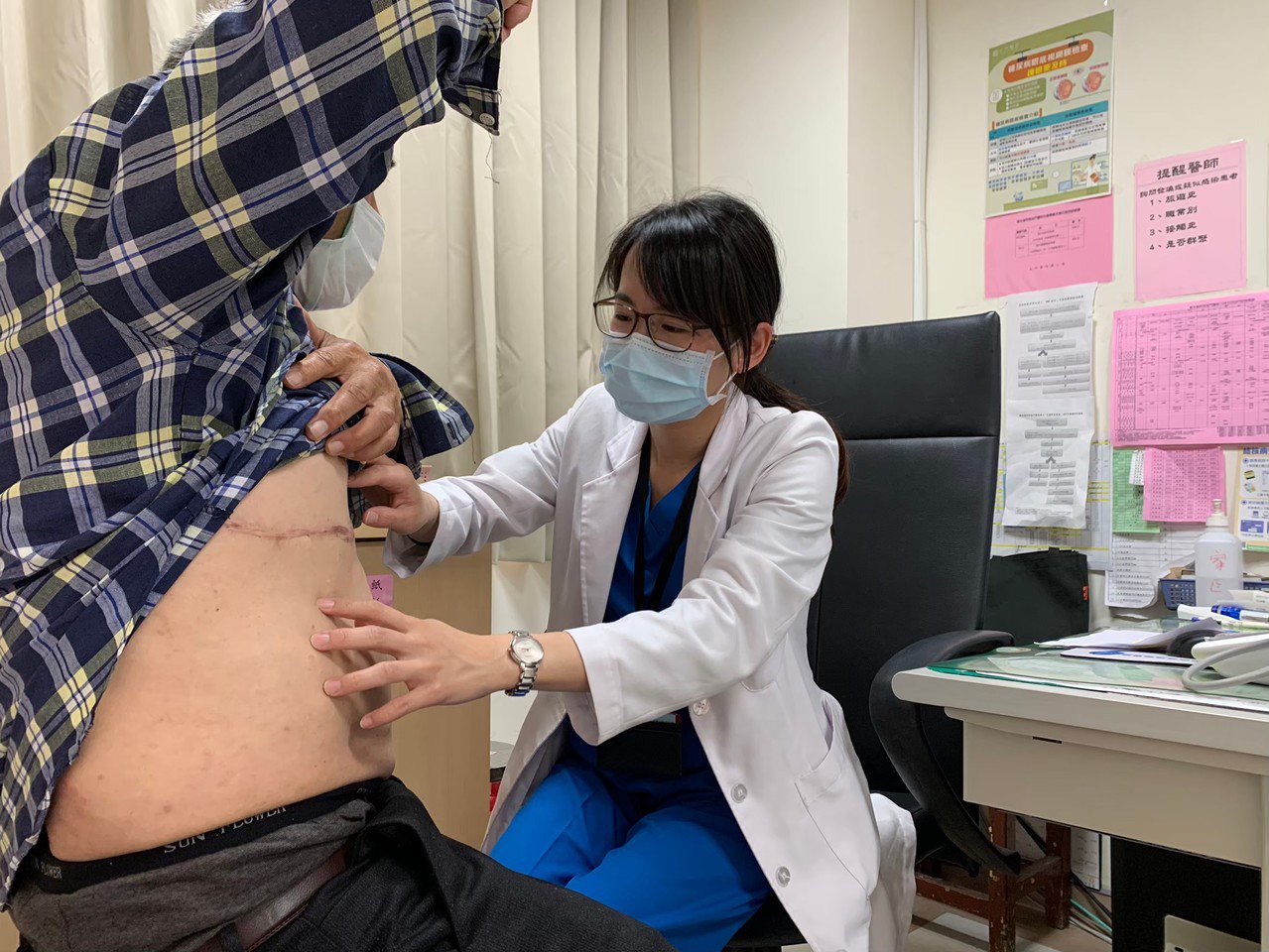 金門醫院家醫科醫師楊佳容（右）表示，帶狀皰疹好發在50歲以上或免疫力較差的人，目前已有口服抗病毒藥可以使用。圖／金門醫院提供