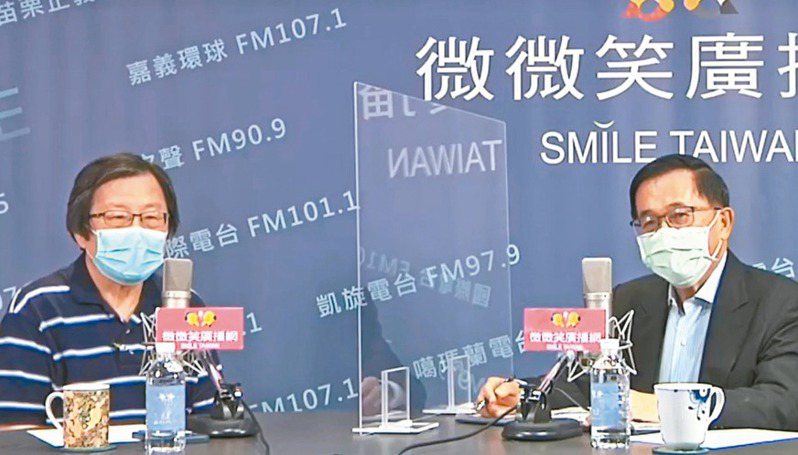前總統陳水扁（右）昨天在廣播節目專訪台灣日本關係協會會長邱義仁（左）。邱表示，台灣要宣布獨立，不是台灣人民自己可以決定，說起來很殘酷，但這是現實。圖／翻攝自微微笑廣播直播畫面