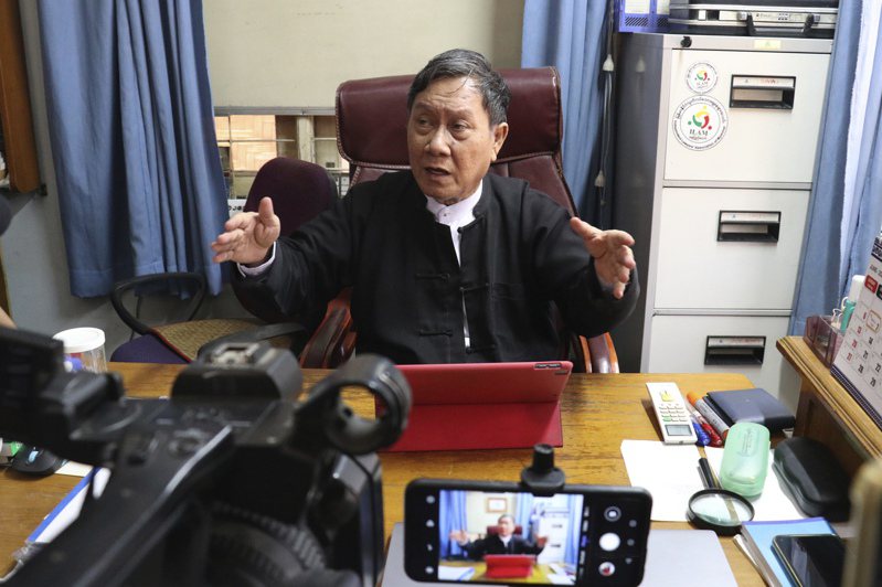 緬甸人權律師金蒙紹目前擔任前國務資政翁山蘇姬的辯護律師，他說雖然他的辯案多半輸，但「案子輸了，主張卻贏了」。美聯社