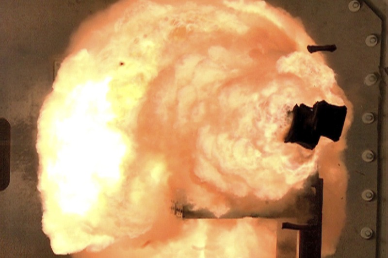 2012年2月，美國海軍高速攝影機捕捉到電磁軌道炮的試射瞬間。美聯社