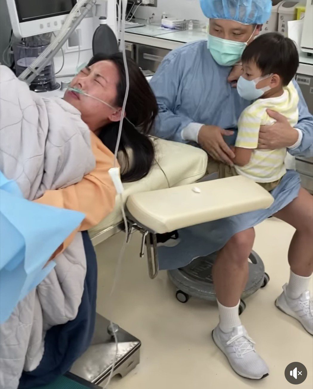 林可彤生二寶過程，不斷哭吼，老公和大兒子嚇傻。圖／摘自臉書