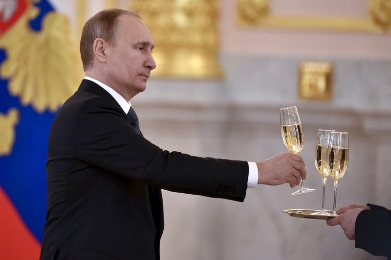 俄國總統普亭2日簽署新法，規定只有俄國產的香檳才能用「香檳」名稱在俄國銷售。圖為普亭在克里姆林宮接待外國大使的資料照片。路透