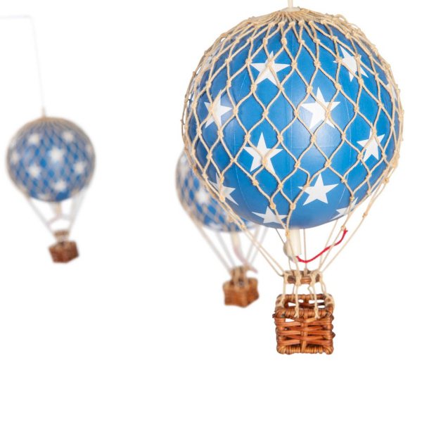 Authentic Models熱氣球大小不同、錯落有致的擺設，營造空間視覺的層...