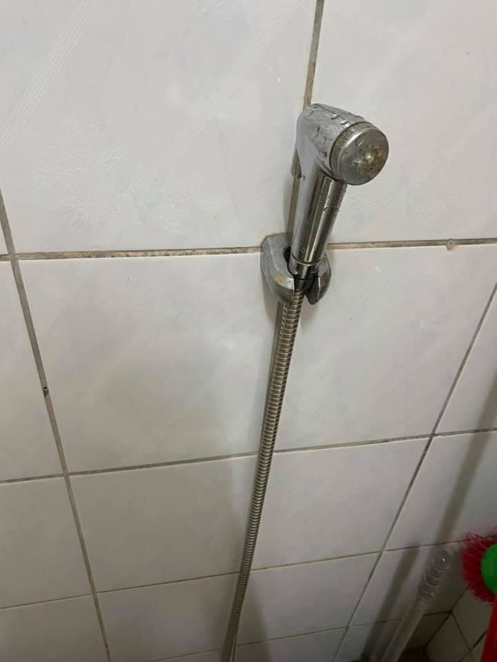 一名香港女網友表示，自己在台灣的家中廁所第一次看到一種沖洗器，用過之後就愛上了，釣出不少內行人大讚「洗過就回不去了」。 圖／翻攝自臉書社團「爆廢公社公開版」