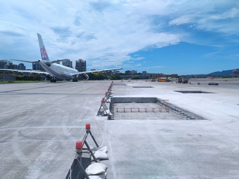松山機場維護組定期更新機坪板塊，以維持飛機滑行起降順暢。 （圖／台北松山機場）