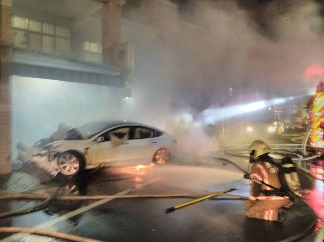 台南市仁德區昨晚發生電動車火燒車，因鋰電池著火，消防人員使用了20噸水才滅火。圖／台南市消防局提供