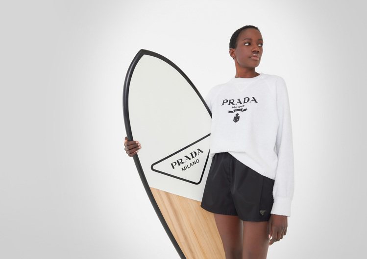 PRADA OUTDOOR系列有配上尼龍版套的衝浪板、球拍、飛盤和沙灘排球等運動...