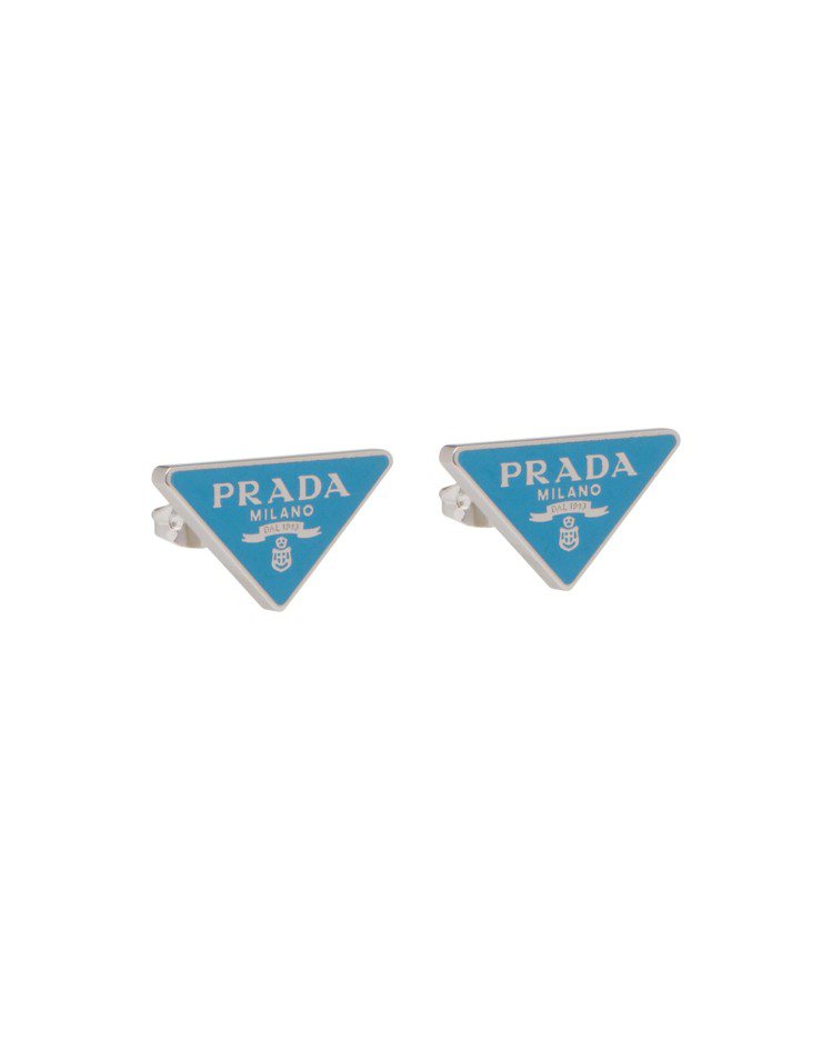 PRADA三角標誌耳環，18,000元。圖／PRADA提供