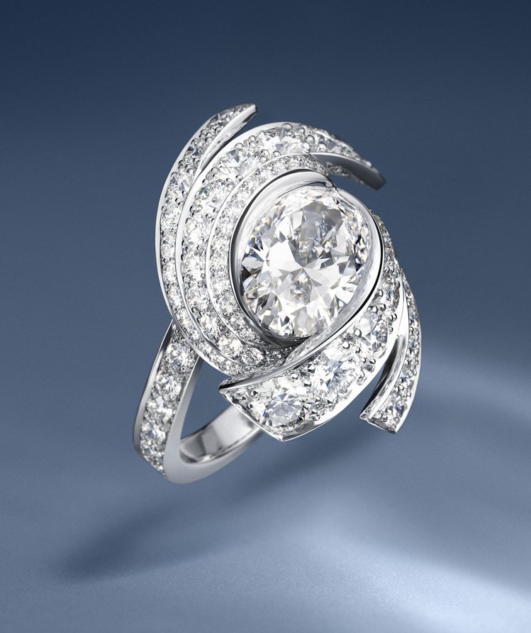 CHAUMET Torsade de Chaumet頂級珠寶系列18K白金鑽石戒指，鑲嵌1顆重 3.02克拉、D VVS1級橢圓形切割鑽石及明亮式切割鑽石。。圖／CHAUMET提供