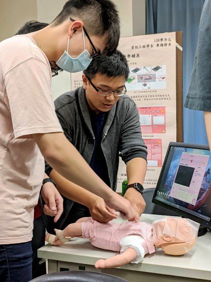 金大資訊工程學系教授趙于翔團隊開發互動式CPR教學輔具，希望有效推廣CPR教學。圖／金大提供