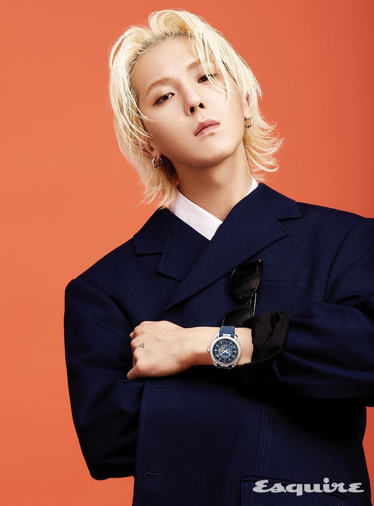 宋旻浩登上韓版男性時尚封面，配戴OMEGA腕表呈現既美又帥的中性風。圖／摘自Esquire Korea官網