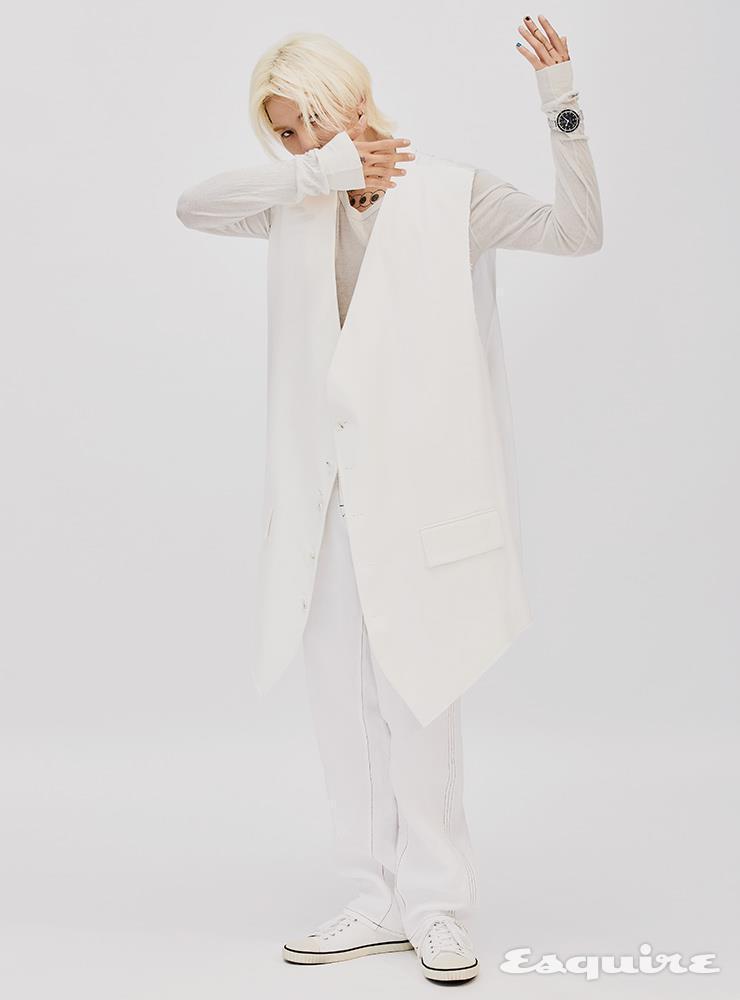 宋旻浩登上韓版男性時尚封面，配戴OMEGA腕表呈現既美又帥的中性風。圖／摘自Es...