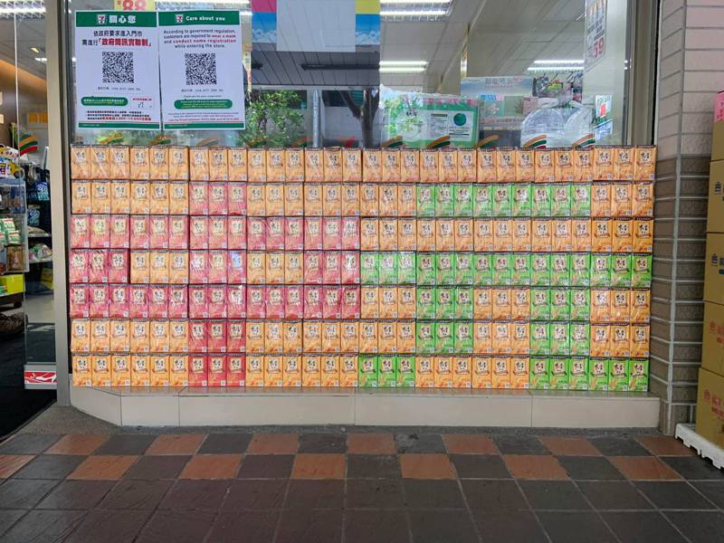 男子Po出超商店員擺出的飲料陣，引來不少網友討論。（翻攝自臉書社團「路上觀察學院」）