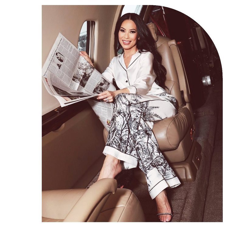 Christine Chiu身穿DIOR家居服以「晚安洛杉磯、早安巴黎」貼文開啟高訂旅程。圖／取自IG