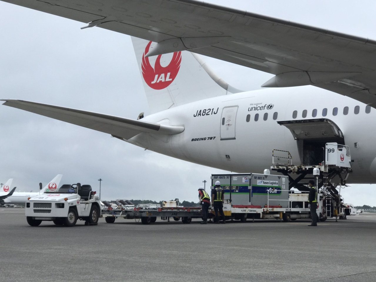 日本無償提供給台灣第2批AZ疫苗113萬劑，下午已運抵台灣。