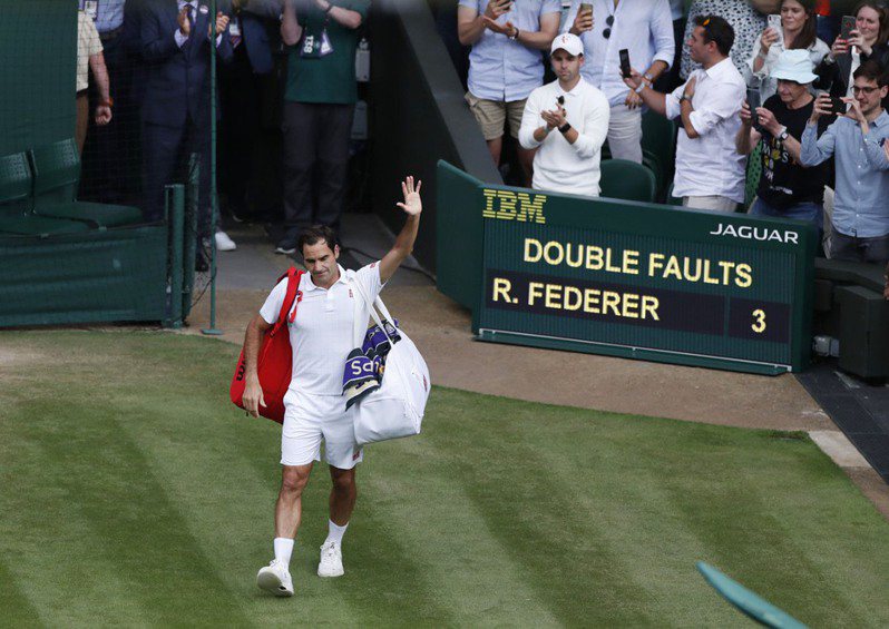 瑞士網球名將費德勒（Roger Federer）溫網8強賽上，爆冷敗給波蘭對手，離開球場前向球迷觀眾揮手致意。  路透社