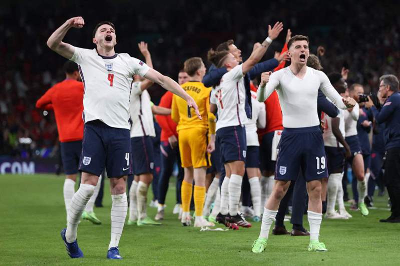 2020歐洲國家盃4強淘汰賽英格蘭與丹麥的兩強相爭，英格蘭在延長賽12碼罰球攻進致勝球，終場2比1獲勝，闖進最終決賽。 法新社