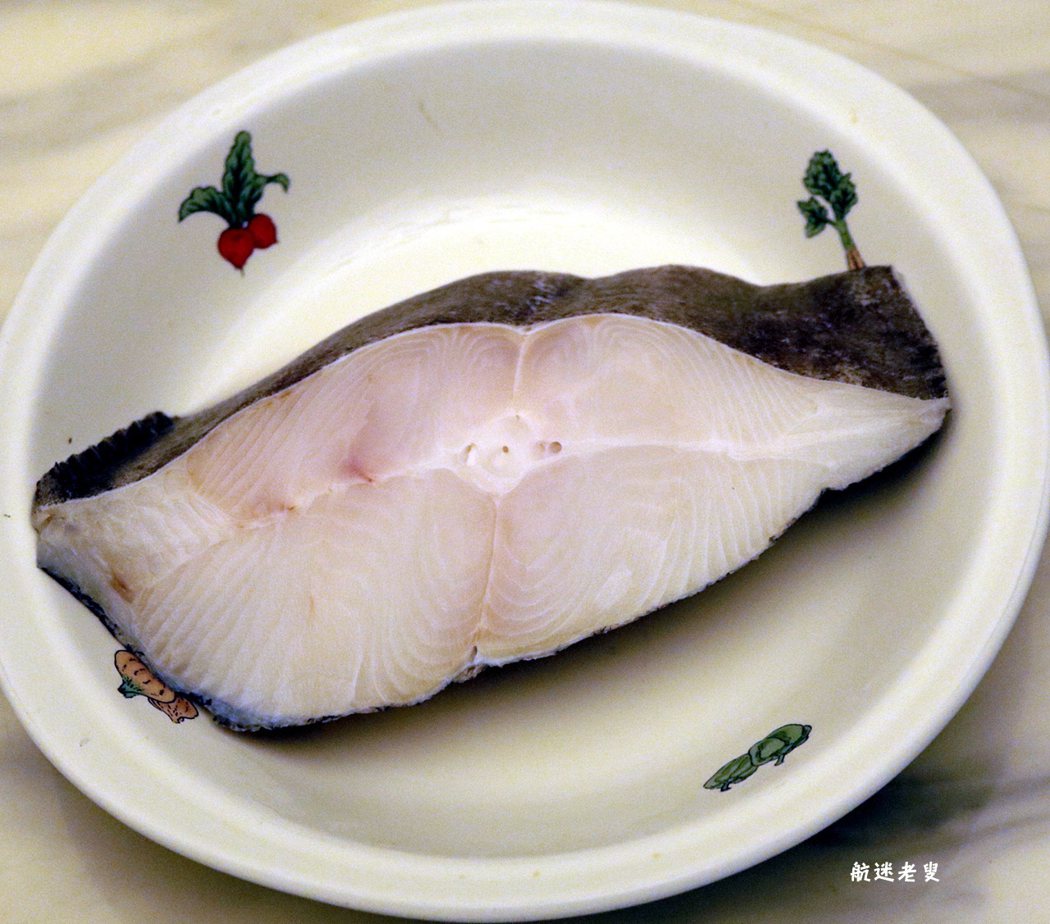 把準備好的鱈魚就先進行解凍處理，然後再去掉表面上的魚鱗，並且用清水冼乾淨，控幹水分後備用。把番茄洗過後備用。