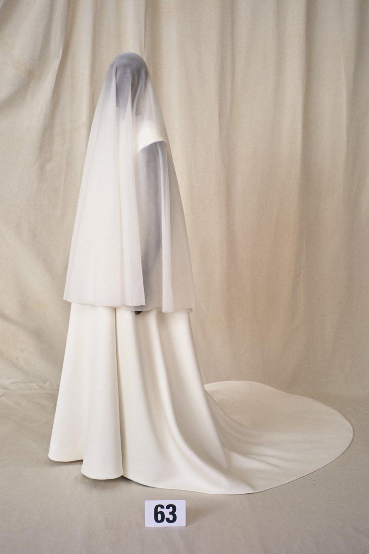 依照高訂傳統，最後一套以婚紗作品收尾。圖／BALENCIAGA提供