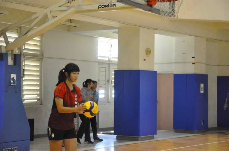 台南女中應屆畢業生陳柏瑄是排球好手，以體育績優生錄取陽明交通大學傳播與科技學系。圖／陳柏瑄提供