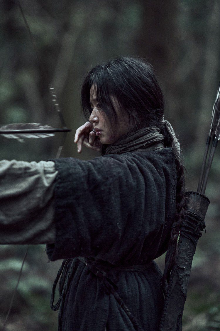 全智賢主演「屍戰朝鮮：雅信傳」，化身復仇女神，展現高超的射箭技巧。圖／Netflix提供