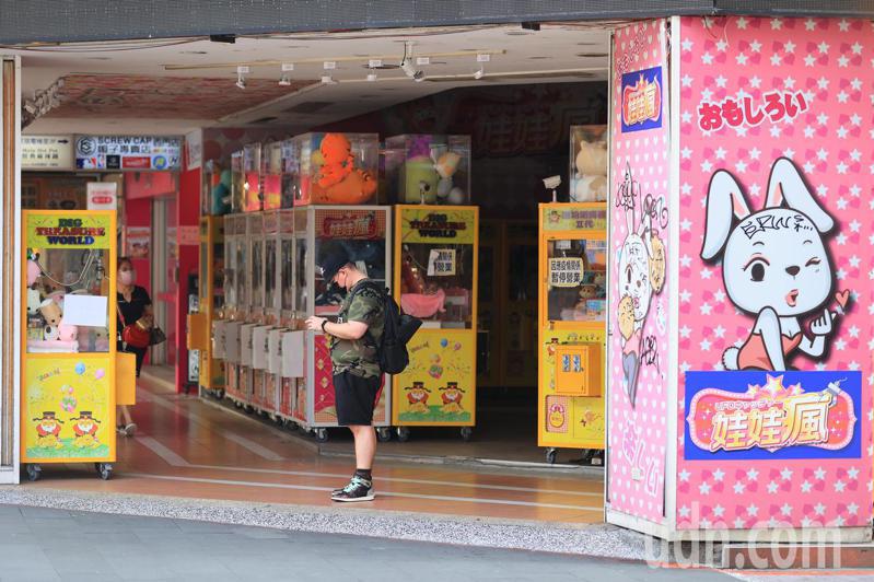 台北市長柯文哲今天宣布，釣蝦場、夾娃娃機店同步於8月3日開放營業。記者林伯東／攝影