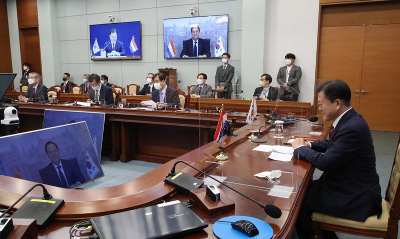 南韩总统文在寅和荷兰总理吕特7日举行线上峰会，承诺加强在晶片产业的合作，尤其是EUV。（欧新社）(photo:UDN)