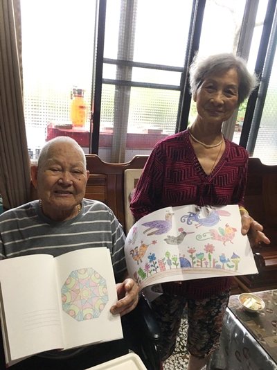宜蘭87歲吳阿公與太太，居家當同窗同學一起開心寫作業。 圖／弘道基金會提供