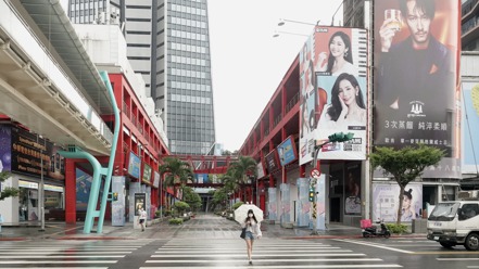 疫情三級警戒持續，一般民眾減少非必要出門，台北市信義商圈顯得人潮稀少、冷清。 記者林俊良／攝影
