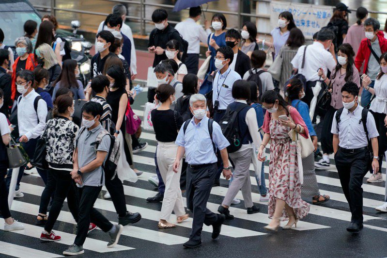 日本宣佈东京都第四次进入紧急状态，图为民众戴着口罩走在东京街头。新华社(photo:UDN)