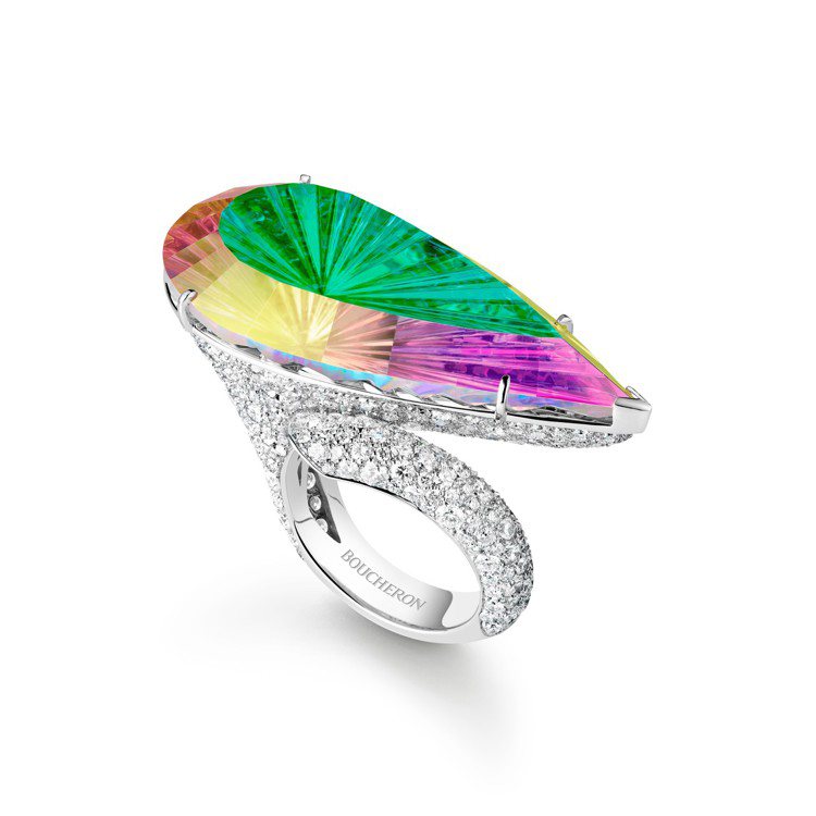 Boucheron Holographique高級珠寶系列Prisme戒指，利用寶石緣側的微凹設計與修長的梨形切割，賦予整體輕快的愉悅視覺。圖 / Boucheron提供。