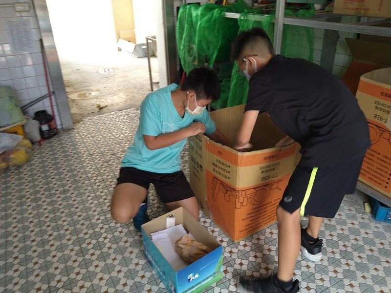嘉義市嘉北國小體育班學生蘇景利、蘇昱慈，經常利用時間回母校協助資源回收。記者卜敏正／翻攝