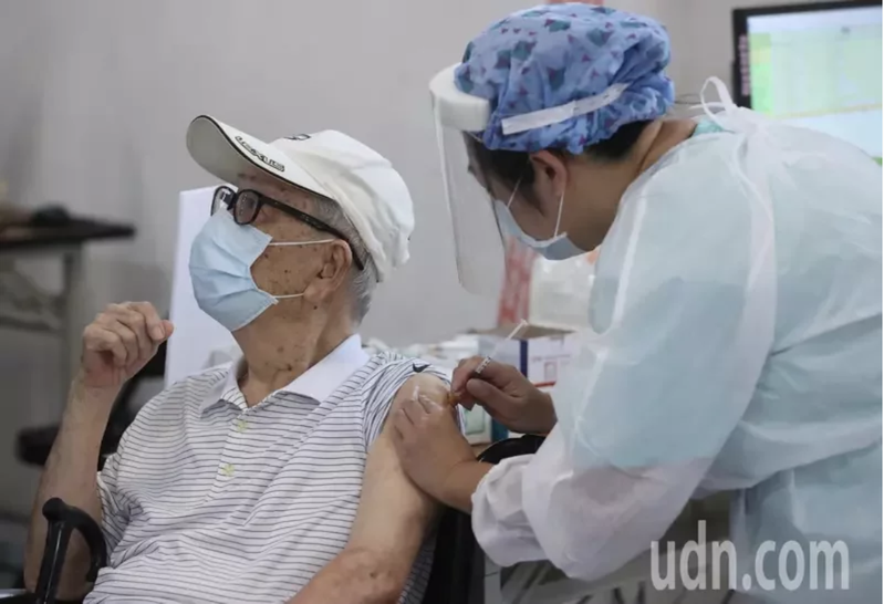 台北市開放開放65歲以上長者、55歲以上原民長者，不限設籍網路預約接種莫德納疫苗。聯合報系資料照