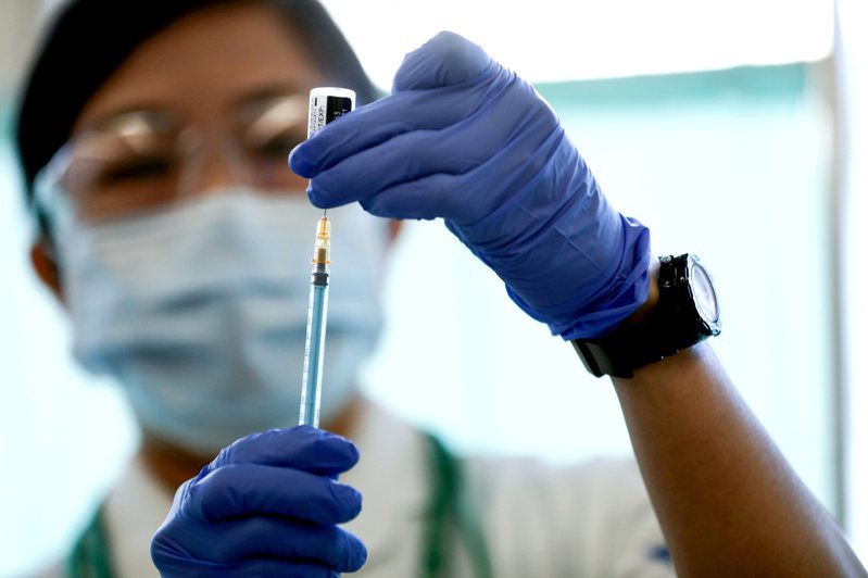 日本东京一名医护人员今年2月正准备辉瑞疫苗接种工作。路透(photo:UDN)