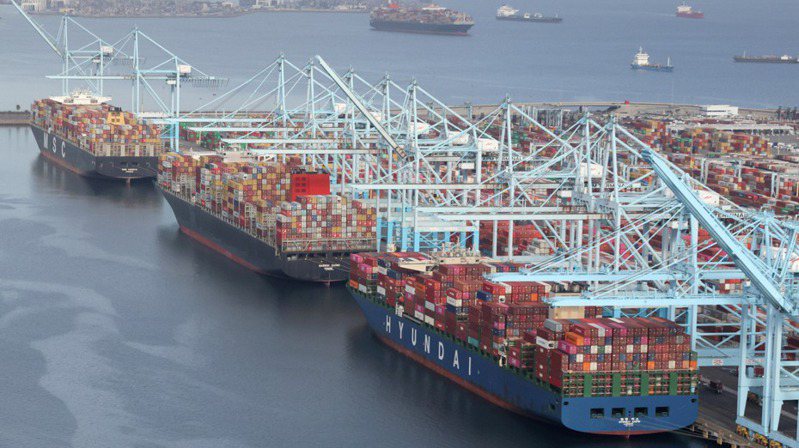 停靠美國長堤港的貨輪正在卸載貨櫃。路透