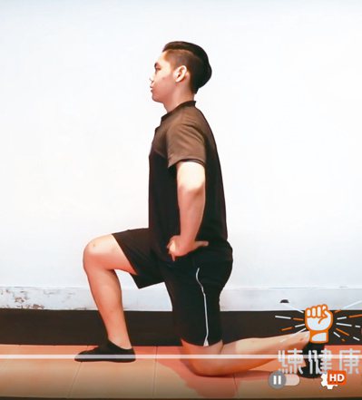 分腿蹲減壓不傷膝，同時加強下肢肌群。圖／練健康提供